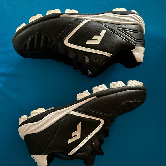 Black cleats/baseball 3Y - Picture 2 of 4